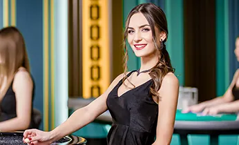 Chuyên gia công nghệ của 8kbetcc đang làm việc với máy tính.